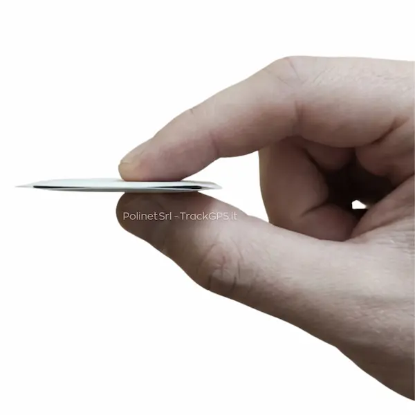 Dettaglio del profilo da 1mm del tracker PLM-TrackTAG: sottigliezza estrema per occultamento totale in documenti, vestiti e piccoli asset mobili.